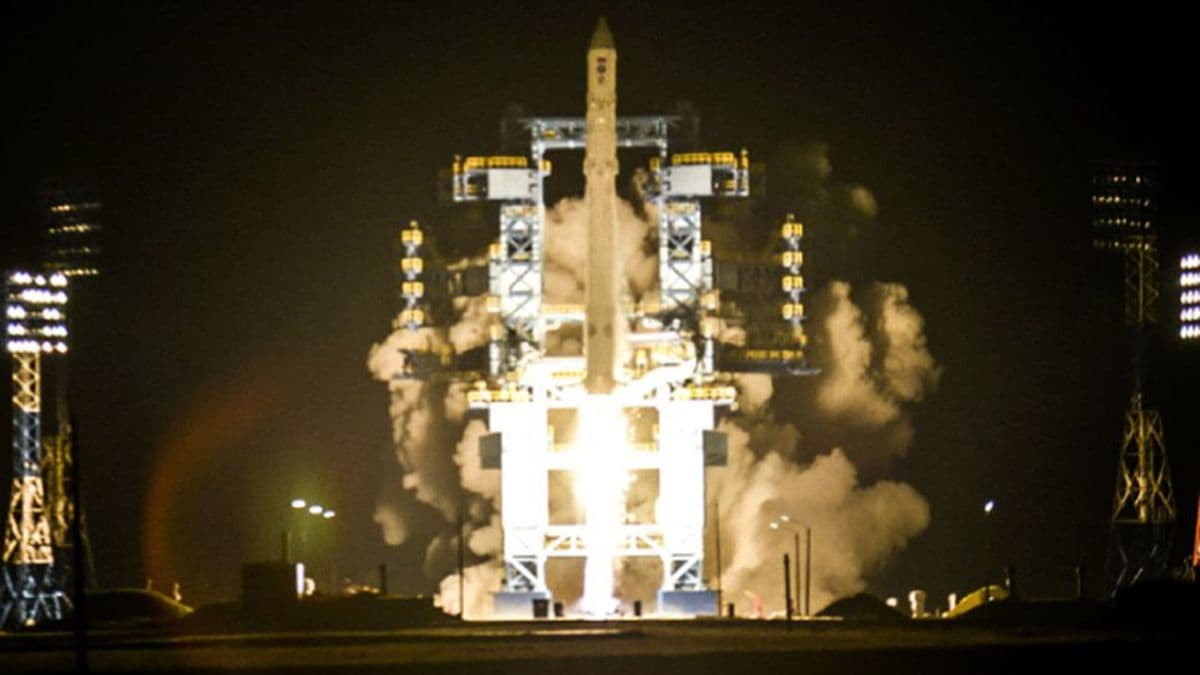 'Whatever Russia is testing, it's sophisticated': 2 Russian satellites get within 10 feet of each other in orbit