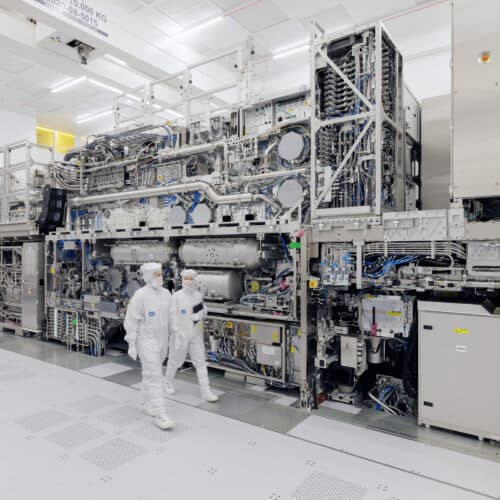 Top chipmakers embrace ASML’s $400M machines, agree to crucial chipmaking change