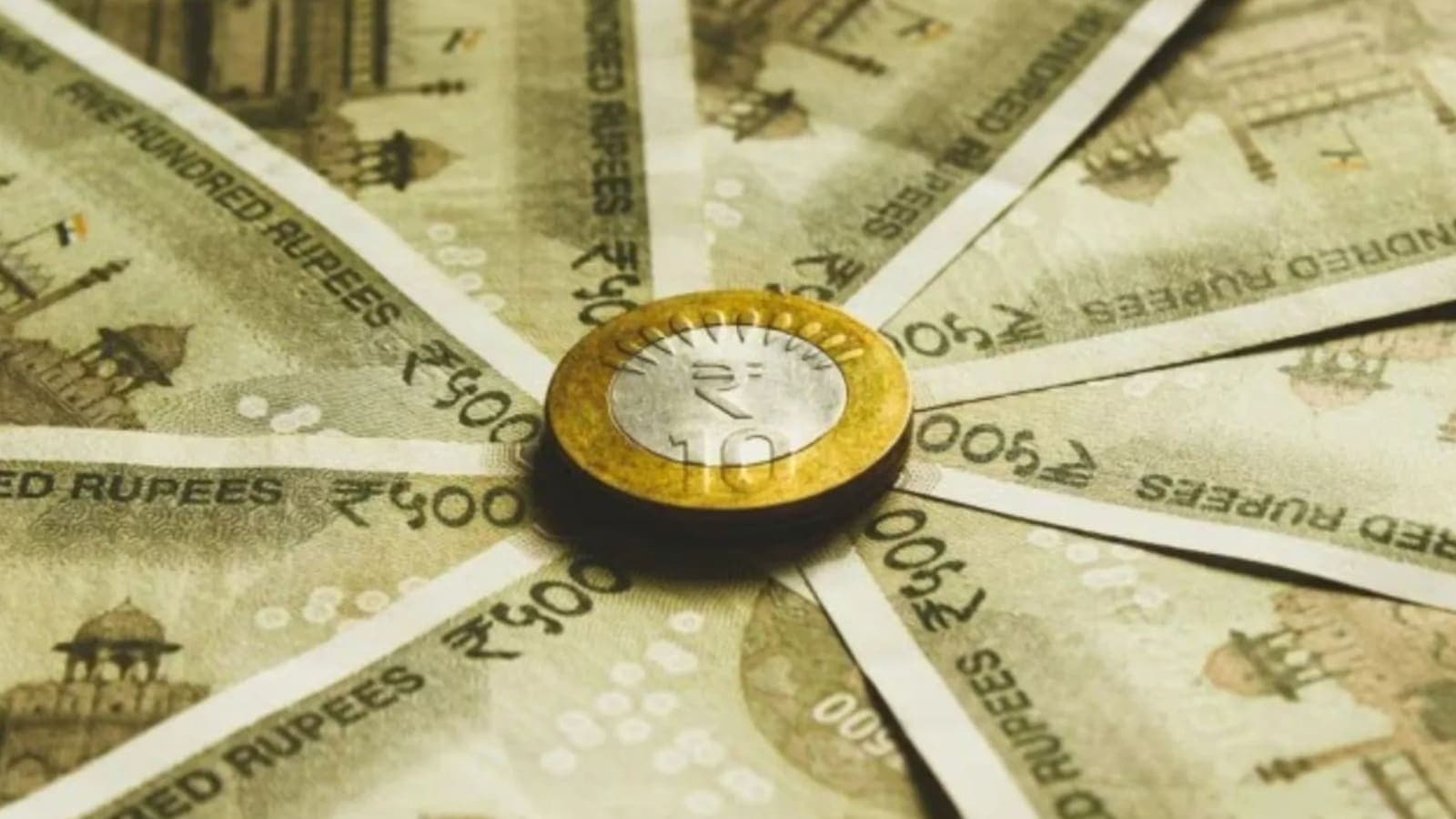 Rupee falls 35 paise to 95.60 against US dollar in early trade