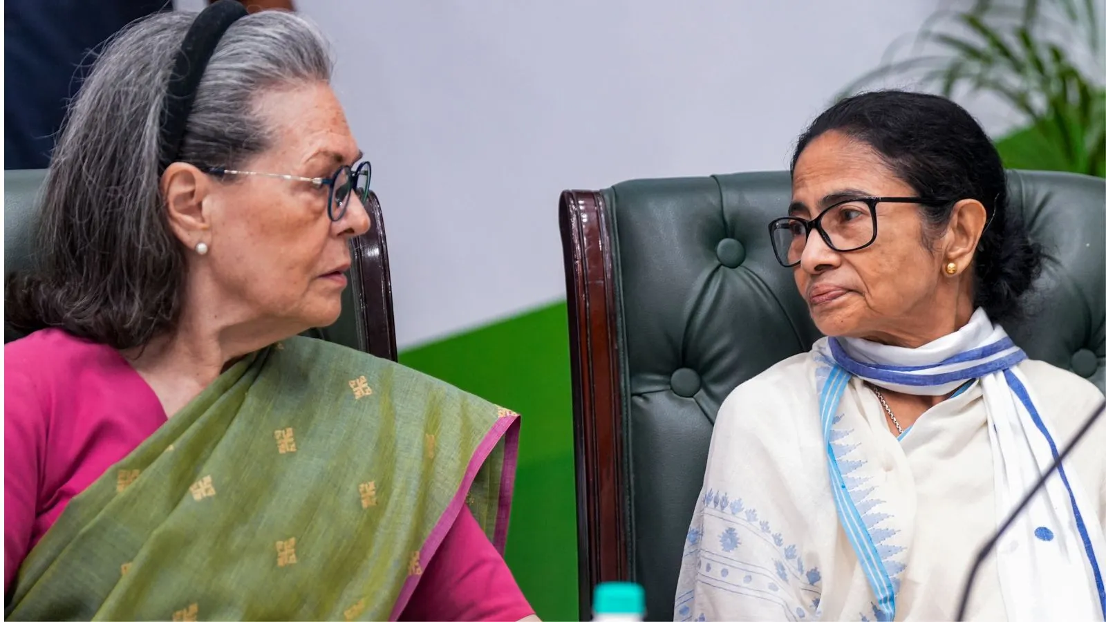 Amid CID searches and TMC rebellion, Mamata meets Sonia in Delhi
