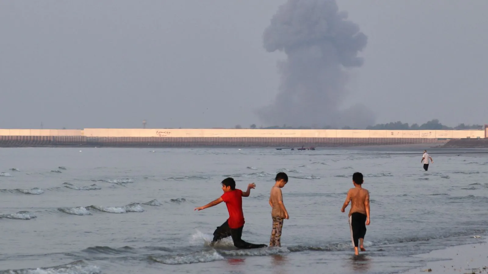 US-Iran War News Live Updates: US resumes strikes while UAE says Iran hit tankers with missiles in Strait of Hormuz