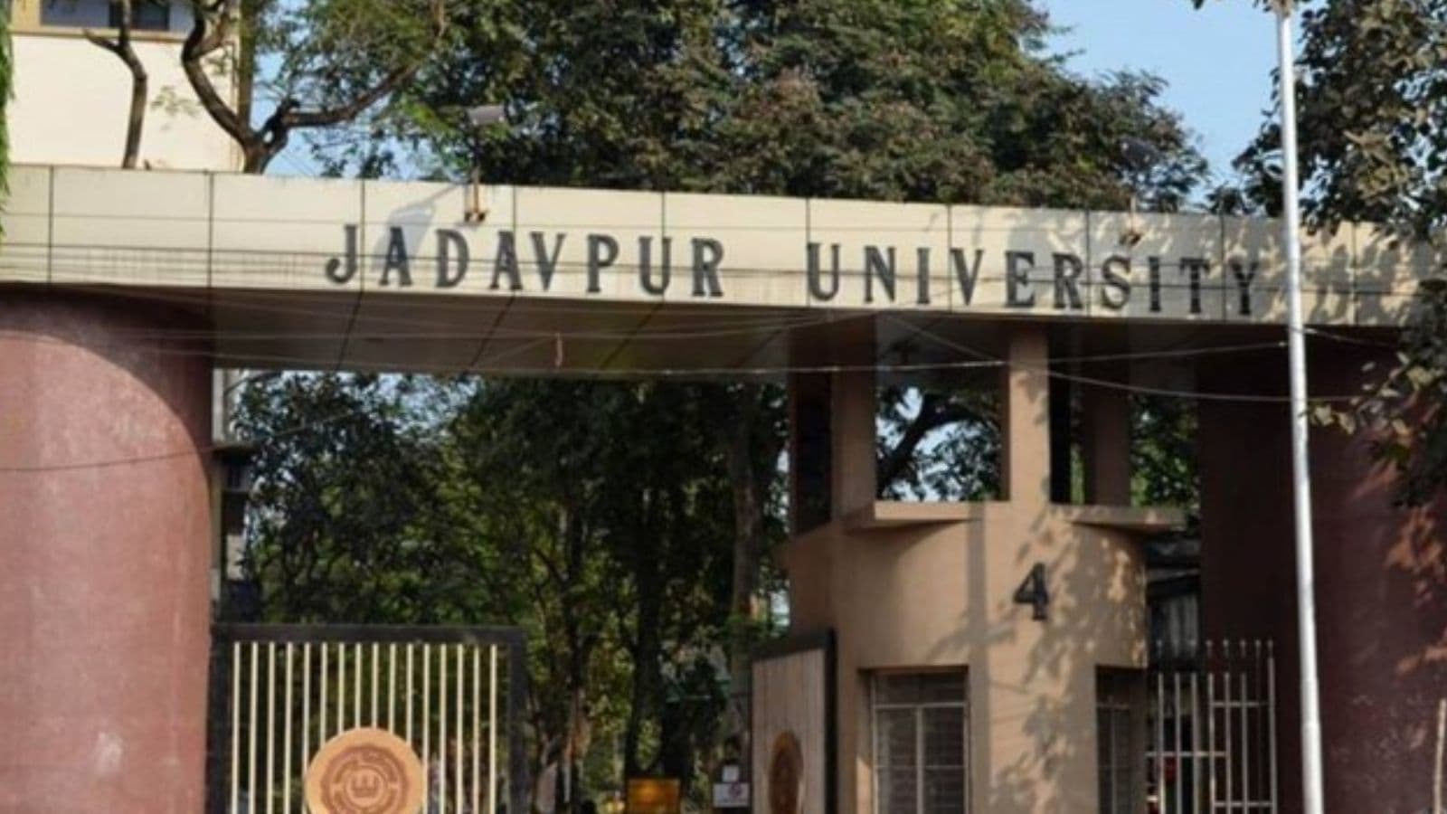 ABVP-Left students group clash at Kolkatas Jadavpur University meeting