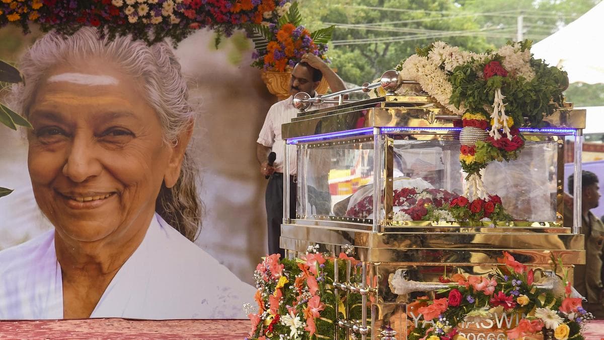 S. Janaki’s last rites held with state honours in Mysuru | LIVE