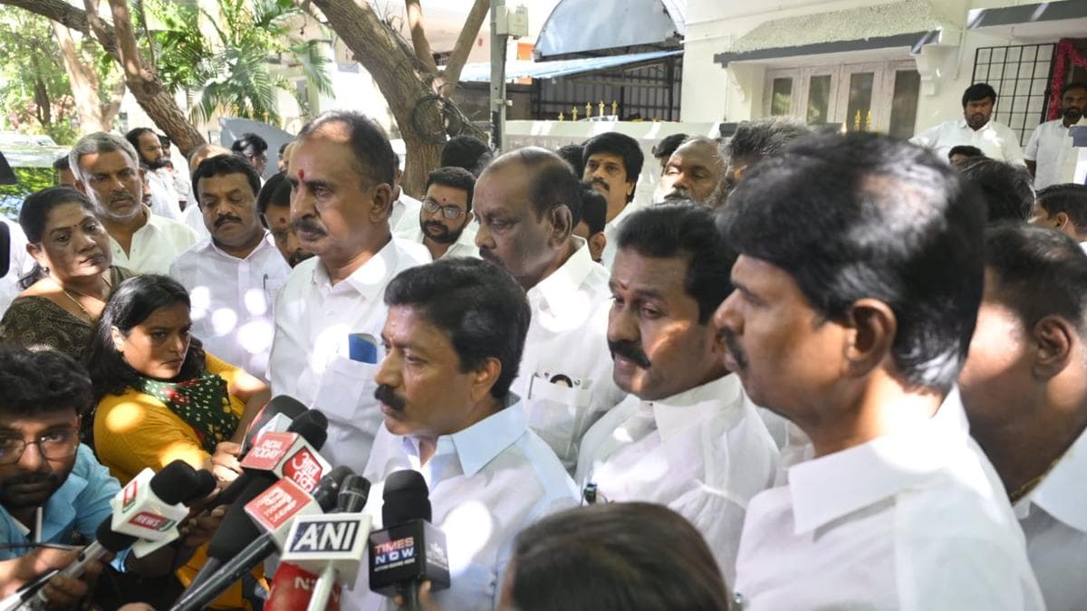 Tamil Nadu politics LIVE: Ahead of crucial floor test, split wide open in AIADMK