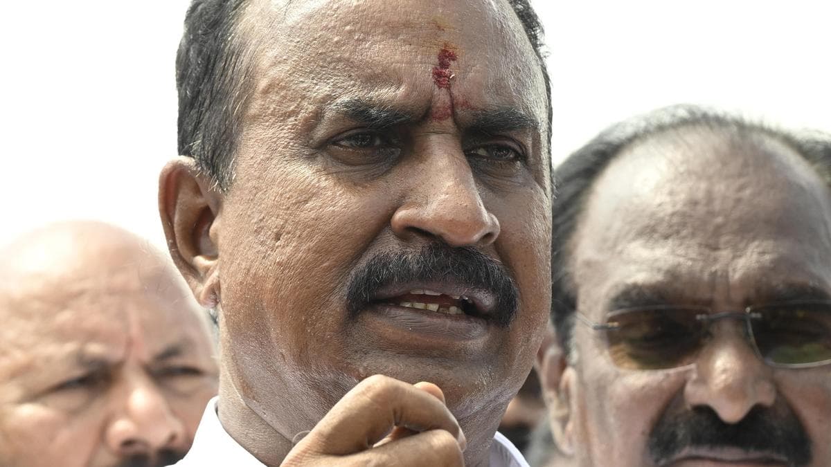 AIADMK split: Velumani faction willing to hold talks with Palaniswami on intra-party issues; rebel Veeramani backs EPS