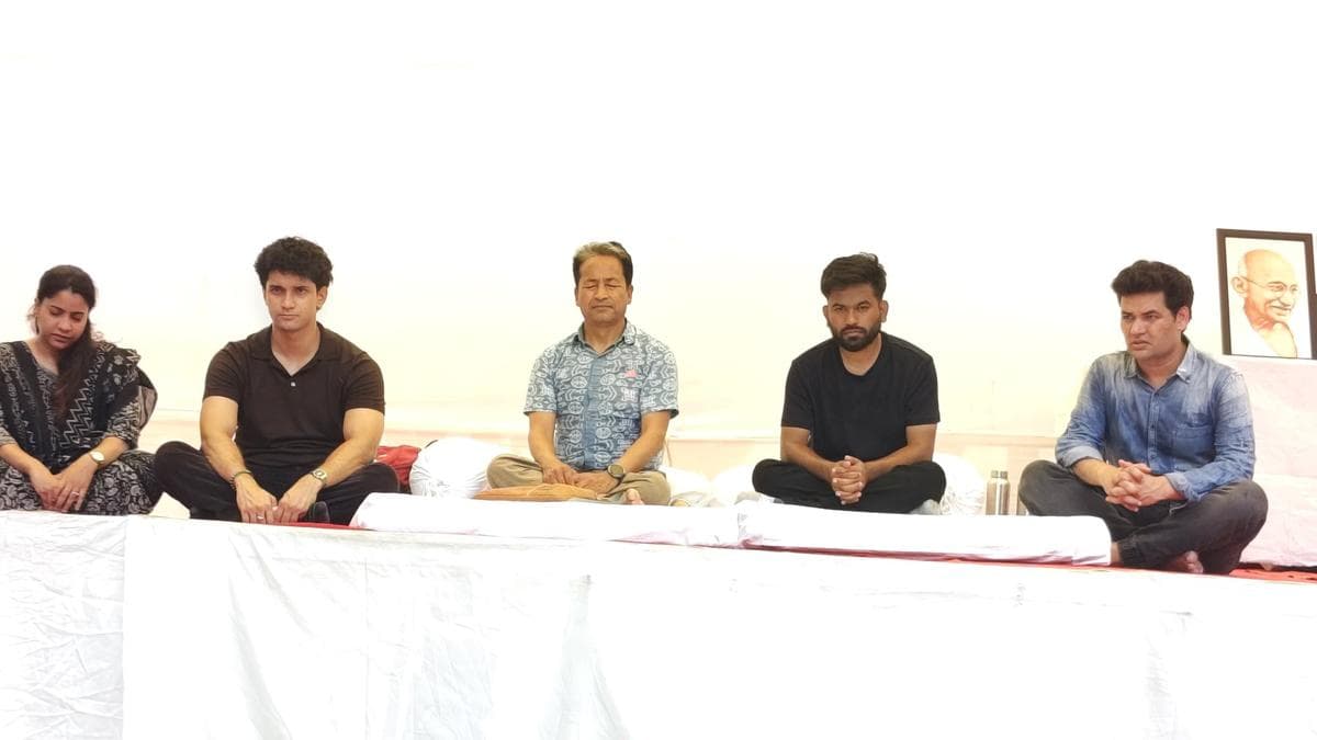 Sonam Wangchuk joins CJP protest, begins hunger strike at Jantar Mantar