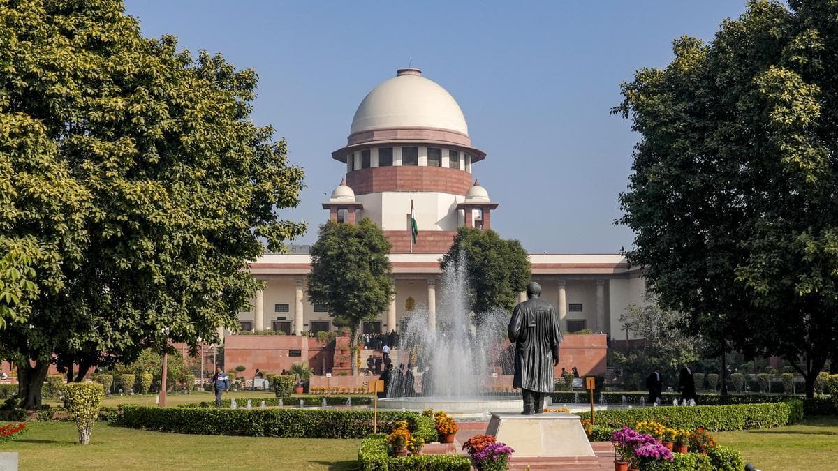 Man hurls papers at Supreme Court Bench after incoherent submissions