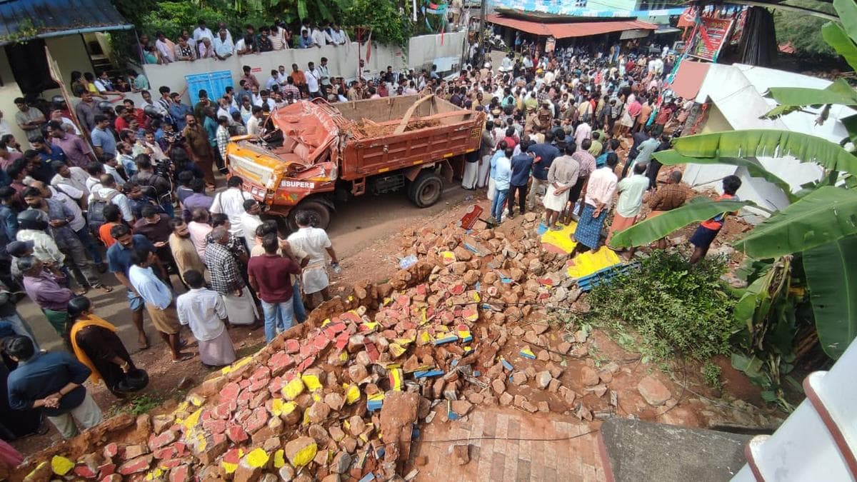 Three killed as lorry rams stranded goods vehicle on NH-163 in Telangana’s Jangaon
