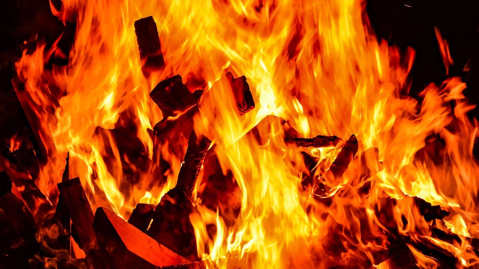 Several dead after massive fire engulfs Antwerp apartment building